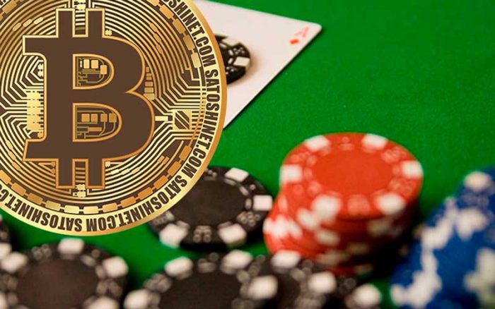 Bitcoin munt op de achtergrond van een poker goktafel